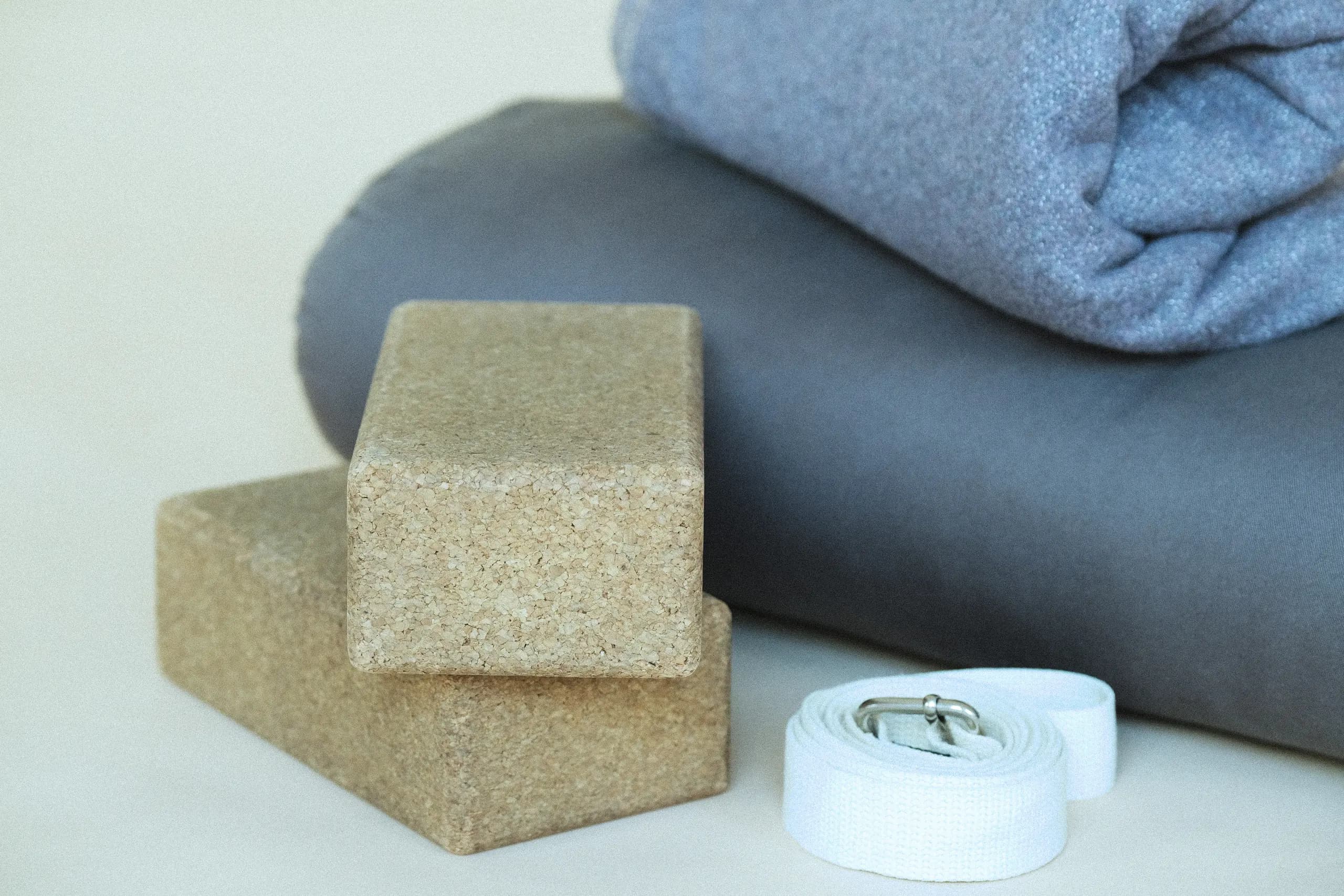 Yogablöcke aus Kork, Gurt, Bolster und Decke
